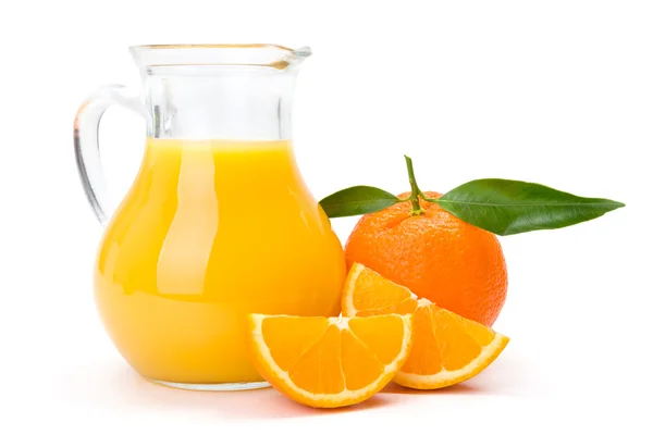 オレンジ色の果物やジュースのジョッキ — ストック写真
