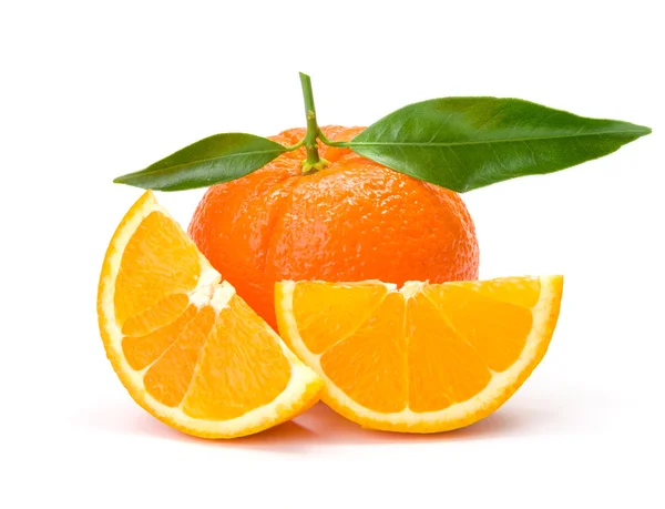 Oranžový drobet řezy a listy — Stock fotografie