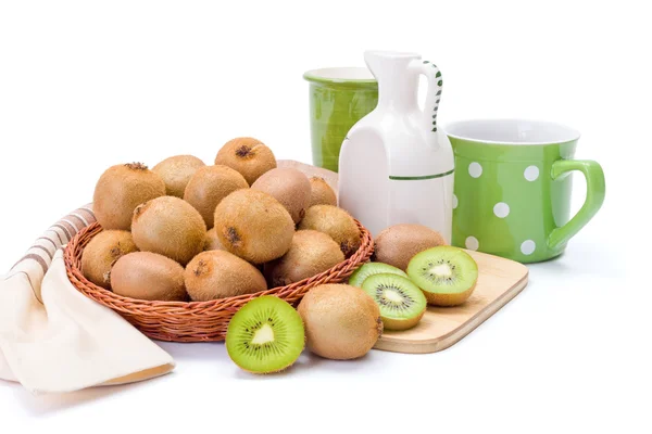 Kiwifruits in rieten plaat — Stockfoto