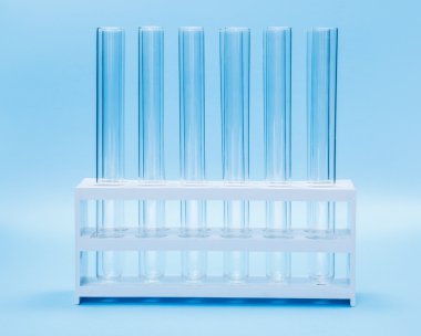 Boş test tüpleri rafa