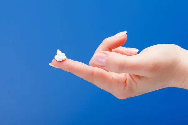 Handcreme auf dem Finger der Frau — Stockfoto