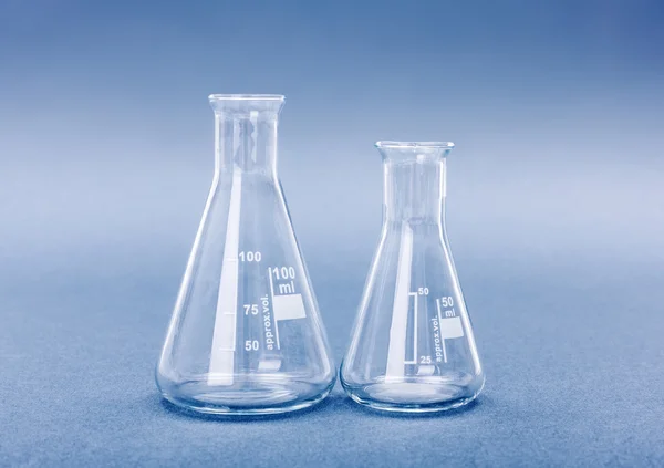 50 ve 100 mililitre Erlenmeyer kimya şişeler boş — Stok fotoğraf