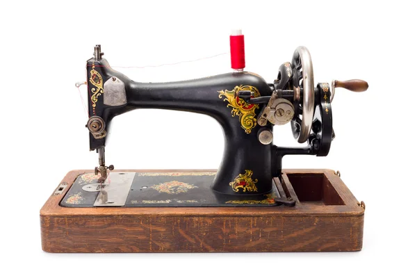 苍老的手驱动的缝纫机 — 图库照片