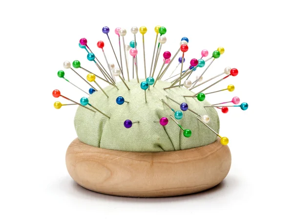 Pincushion full med färgglada stift — Stockfoto