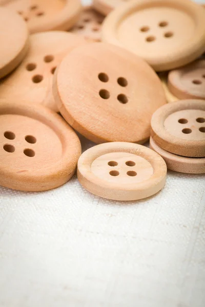 Botões de madeira no tecido — Fotografia de Stock