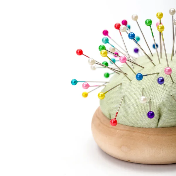 Pincushion full med färgglada stift — Stockfoto