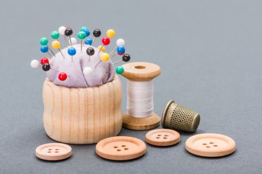 İplik, düğme, yüksük ve iğne yastığı