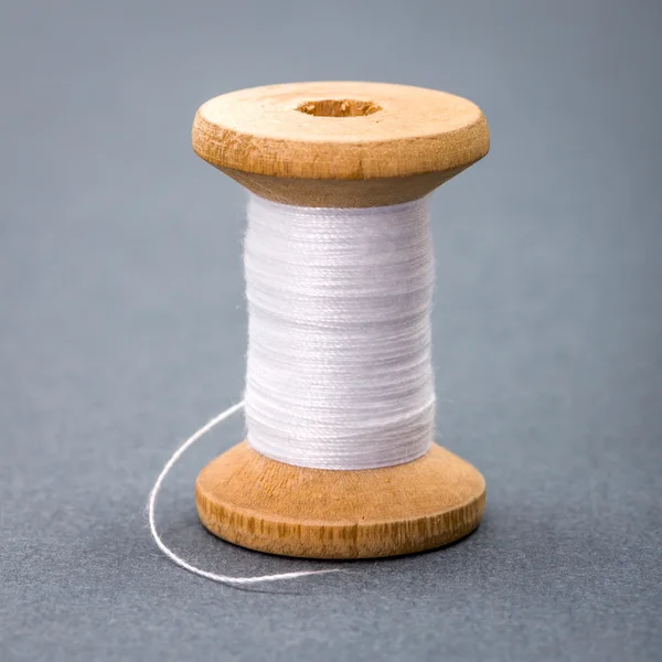 Carrete de madera vintage de hilo de coser blanco —  Fotos de Stock
