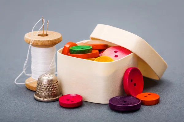 Botões coloridos em caixa de madeira — Fotografia de Stock