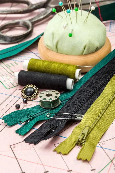 Grüne Nähaccessoires — Stockfoto