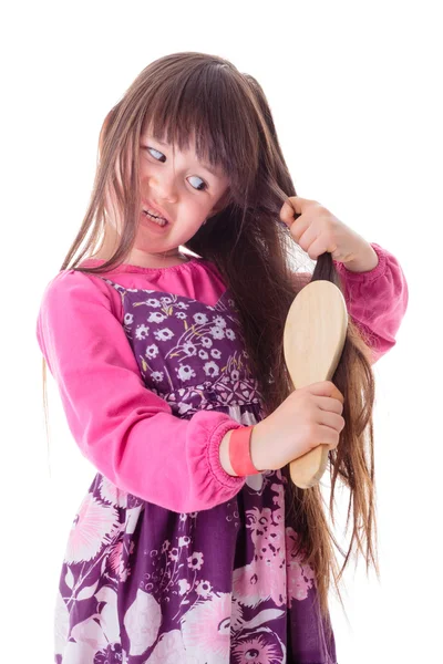 Menina penteando seu cabelo crespo — Fotografia de Stock