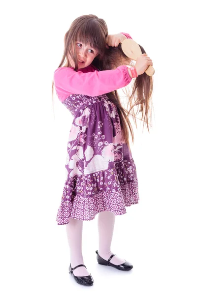 Kleines Mädchen kämmt ihr krauses Haar — Stockfoto