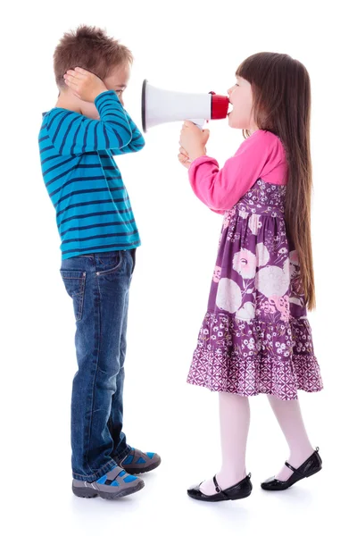 Mädchen brüllt Jungen mit Megafon an — Stockfoto