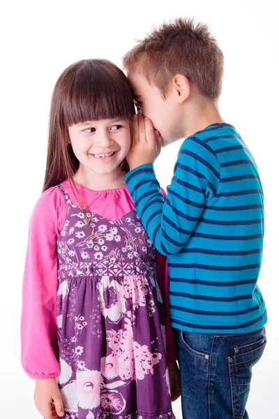 Маленький хлопчик і дівчинка шепочуться — стокове фото