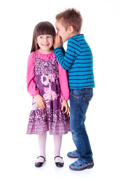 Мальчик и девочка шепчутся — стоковое фото
