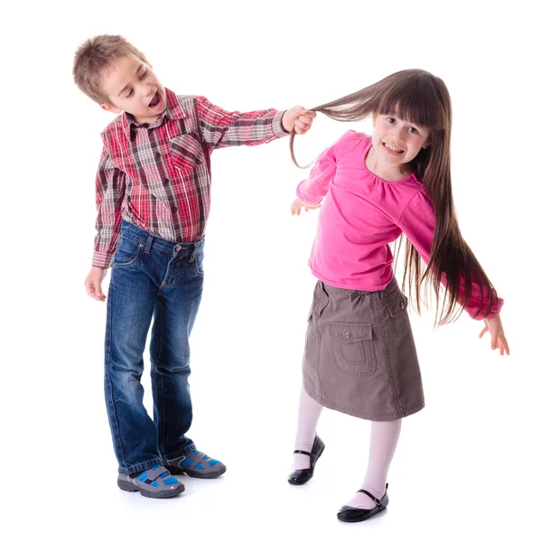 Jongen trekken meisje haar — Stockfoto