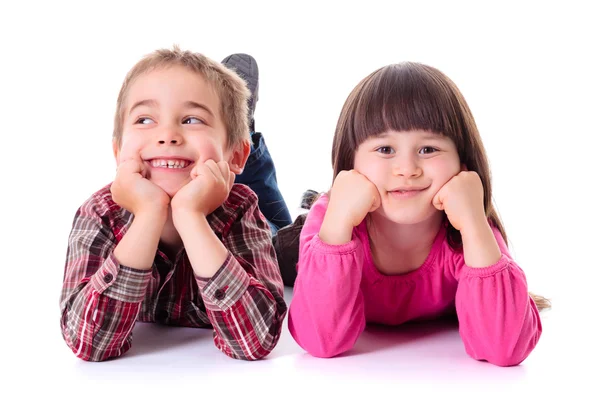 De gelukkige kinderen liggend op wit — Stockfoto