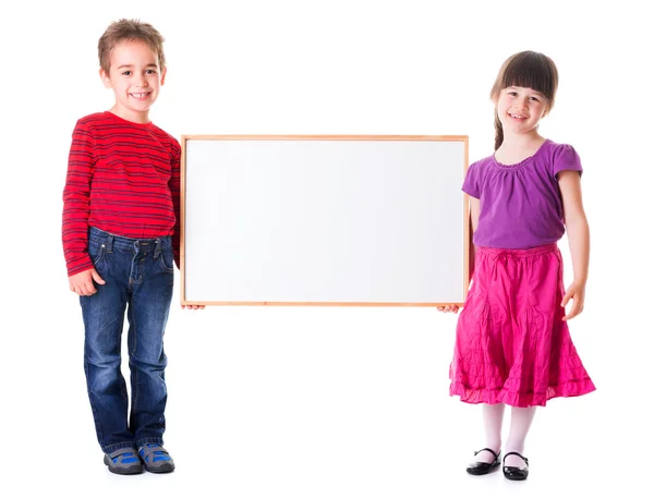 Menina bonito e menino segurando anúncio em branco — Fotografia de Stock