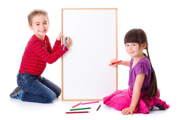 Hübsche kleine Mädchen und Jungen zeichnen an Bord — Stockfoto