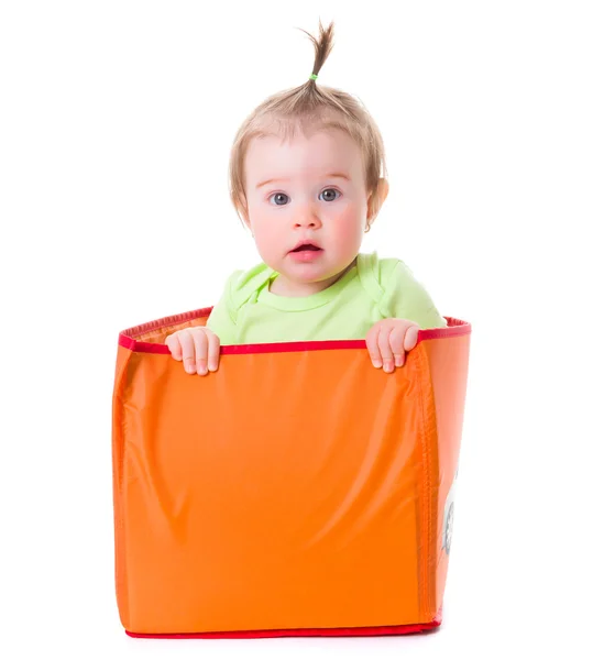 Surprised pretty baby girl sitting in box — Stock fotografie