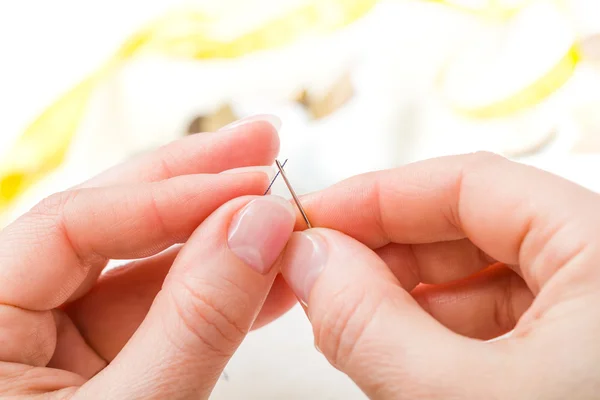 Macro of threading a needle — Stock Photo, Image