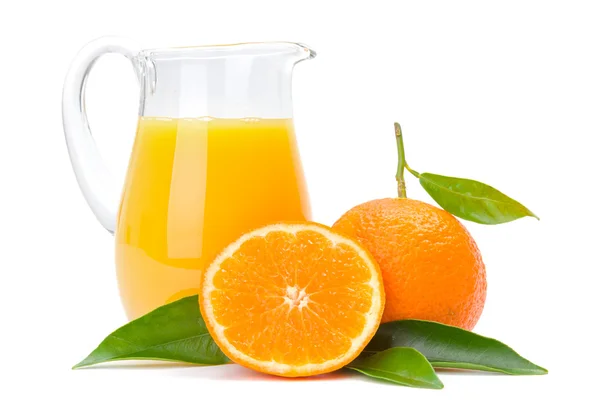 オレンジ色の果物やジュースのジョッキ — ストック写真