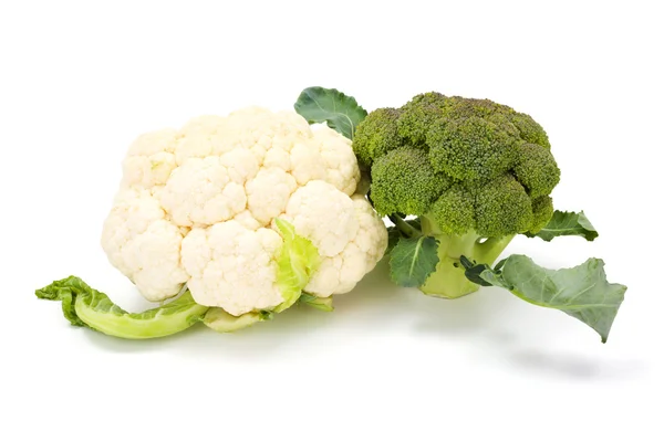 Broccoli maturi e colture di cavolfiore su foglie — Foto Stock