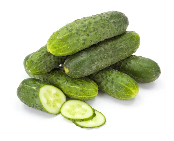 Pilha de pepinos inteiros e fatiados (Cucumis sativus ) — Fotografia de Stock