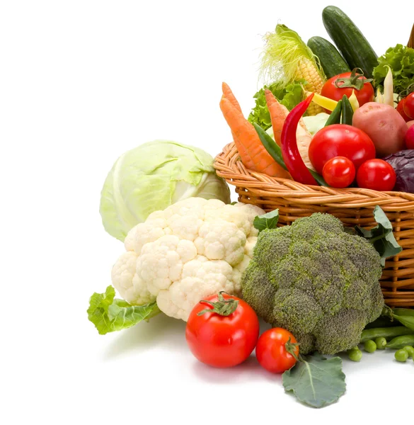 Varias verduras frescas en cesta — Foto de Stock