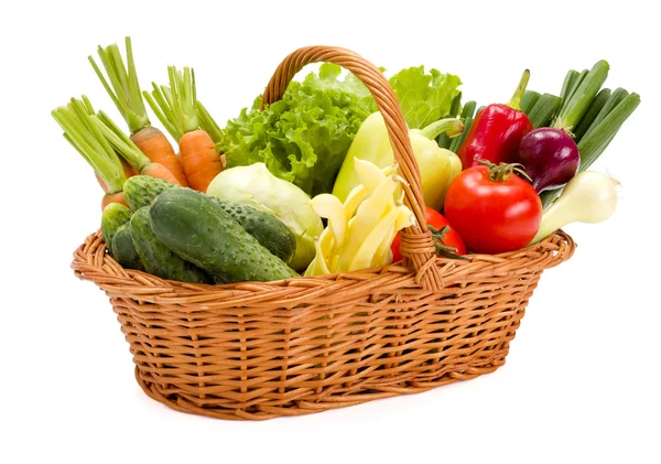 篮子里有各种新鲜蔬菜 — 图库照片
