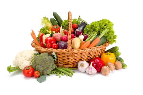 Cesta con varias verduras frescas — Foto de Stock