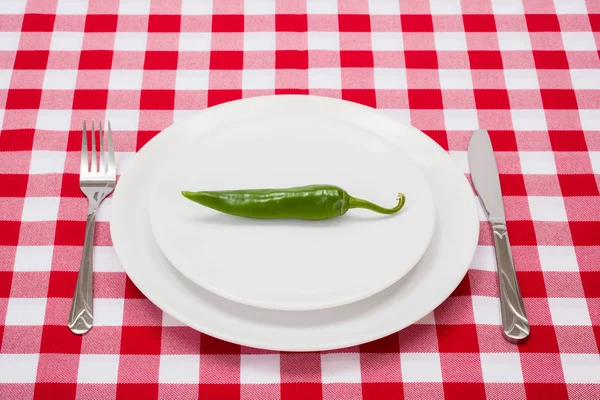 Almoço de pimentão verde em prato branco — Fotografia de Stock