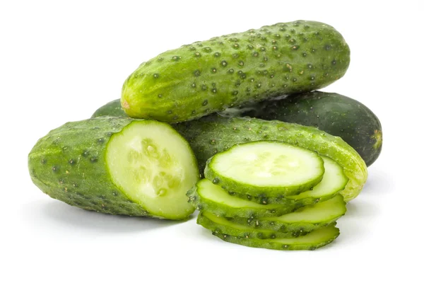 Купа цілих і нарізаних огірків ( Cucumi sativus ) Стокова Картинка