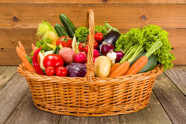 Cesta con varias verduras frescas — Foto de Stock