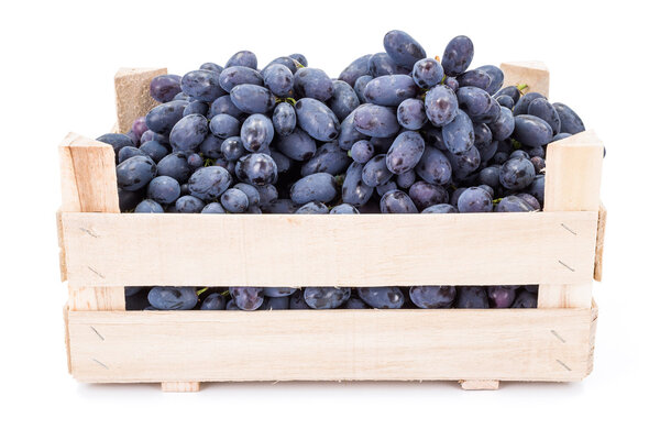 Красный столовый виноград (витис) в деревянном ящике
