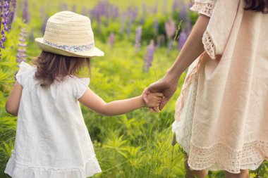 Boho stil ailesinde ahşap glade yaz tatili sırasında