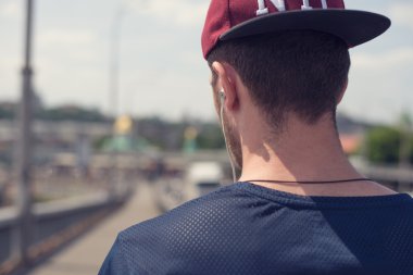 adam açık havada egzersiz sırasında