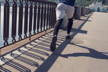 adam açık havada egzersiz sırasında