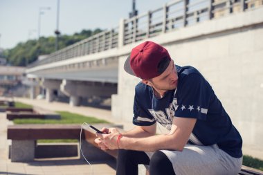 adam açık havada egzersiz sırasında