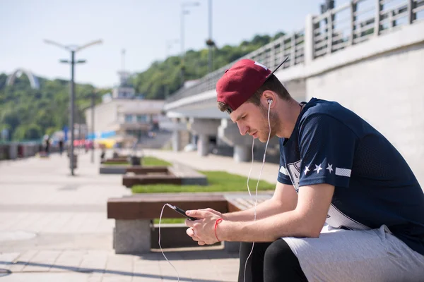 Hombre durante ejercicios al aire libre — Foto de Stock