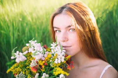 sanatsal çilli kadın portresi