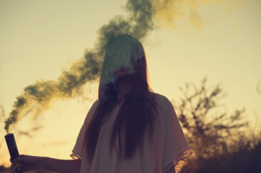 sanatsal çilli kadın portresi