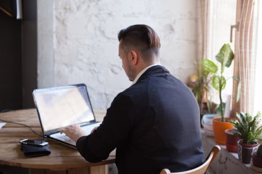 Genç kentsel profesyonel başlangıç Office