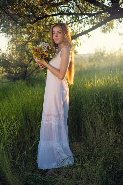 痩せぎすのそばかすだらけの女性の芸術の肖像画 — ストック写真