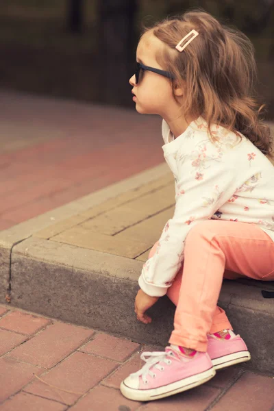 Stílusos kisgyermek lány modell jelentő utcában — Stock Fotó