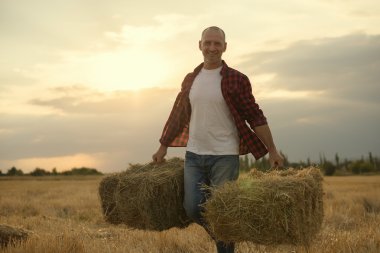 Saman balya çalışma çiftçi adamla