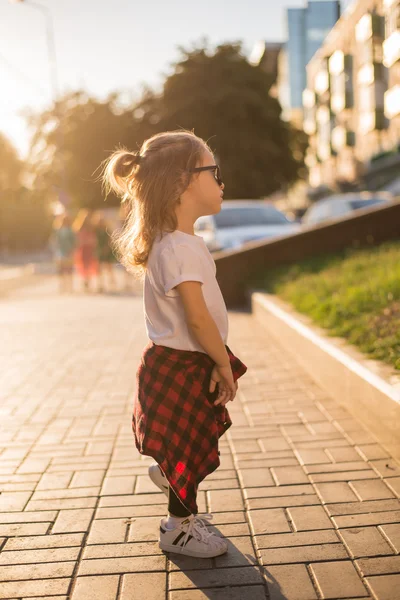 Hipster Caddesi'ndeki küçük kız — Stok fotoğraf