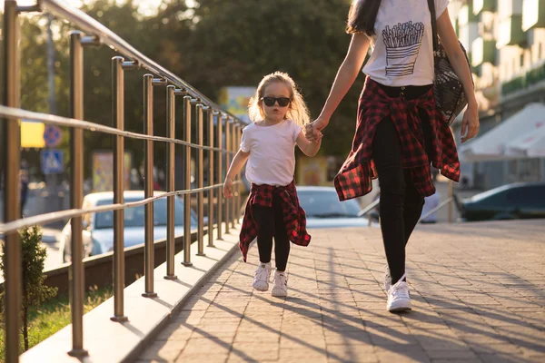 Mère et fille marche dans la rue de la ville — Photo