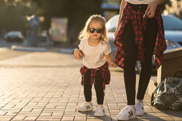 Petite fille hipster dans la rue — Photo