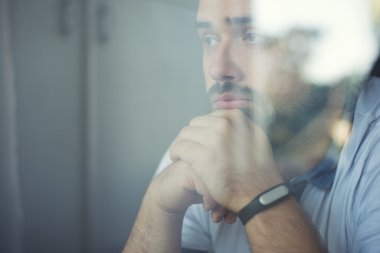 fitness izleyici'cam pencere bürosundan adamla
